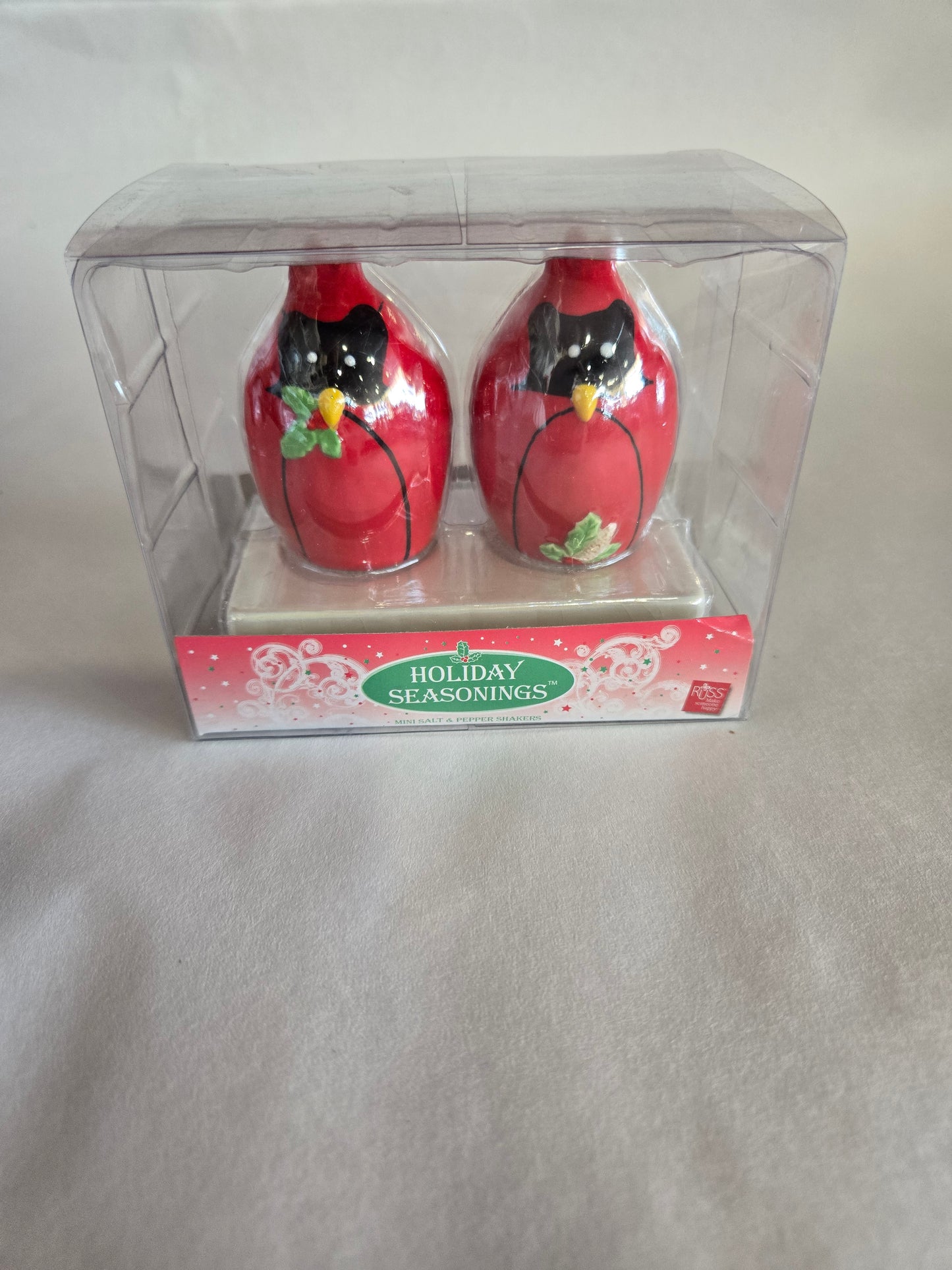 Cardinal salt and pepper in box