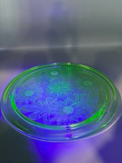 Green uranium glass 3 foot sunflower cake plate