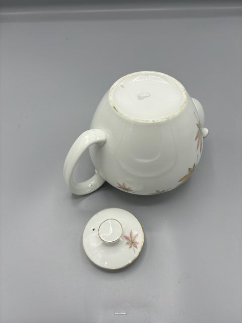 Royal Ming leaf tea pot