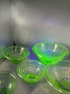 Hazel Atlas 5 piece uranium mix bowl set
