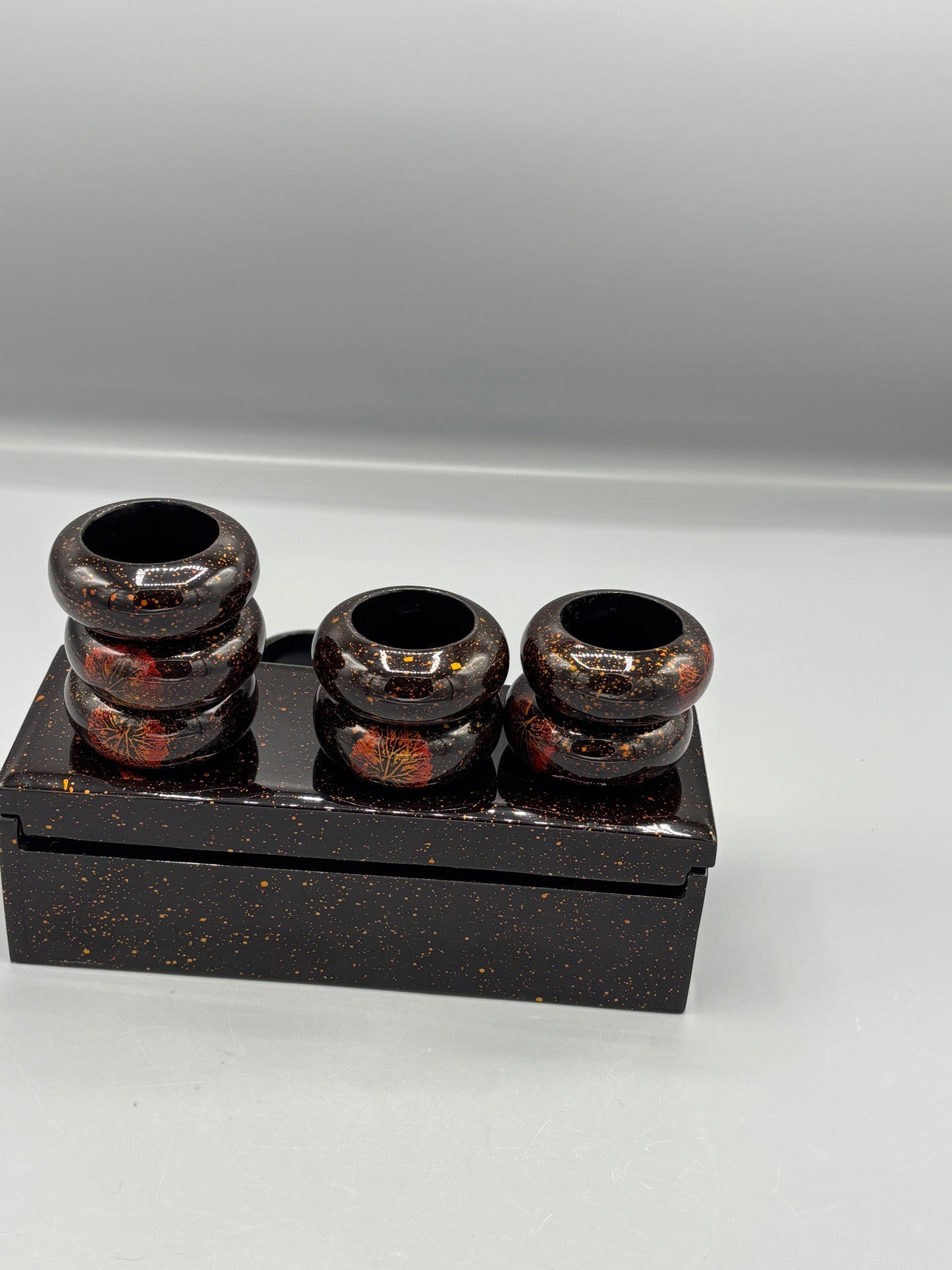 Lacquer 8 piece Napkin rings with case