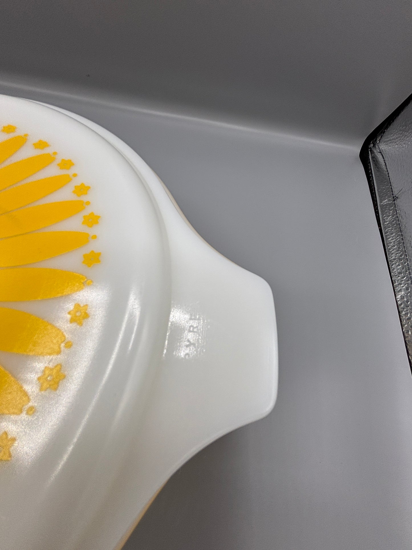 Vintage Pyrex Sunflower Daisy Casserole dish