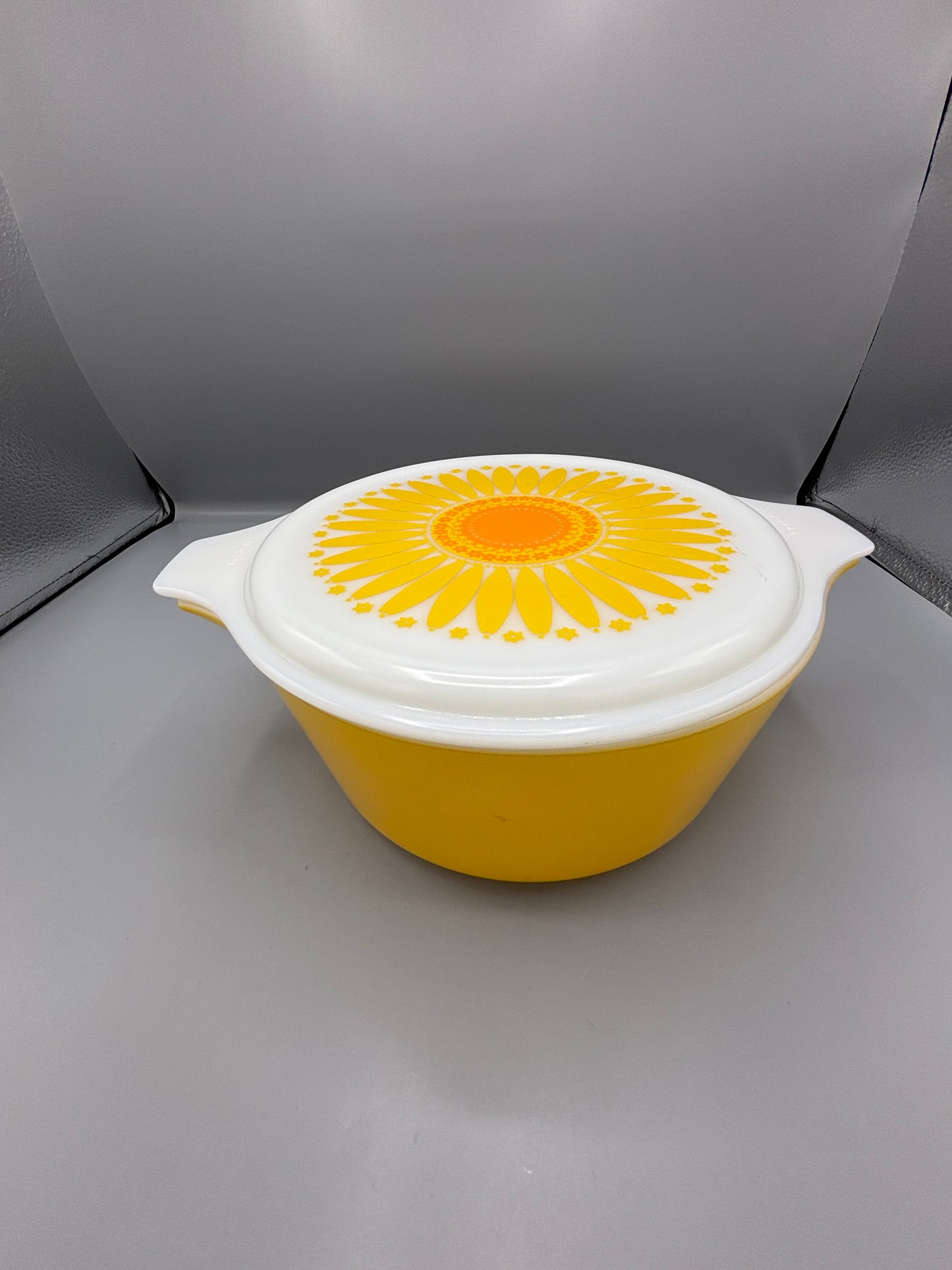 Vintage Pyrex Sunflower Daisy Casserole dish