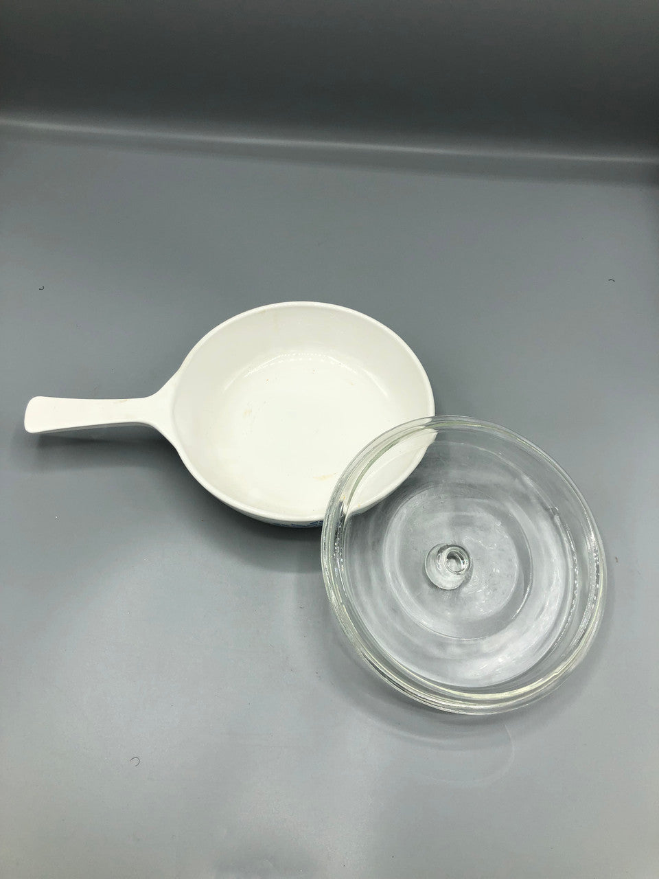 Vintage Corningware 1 pint flower with lid