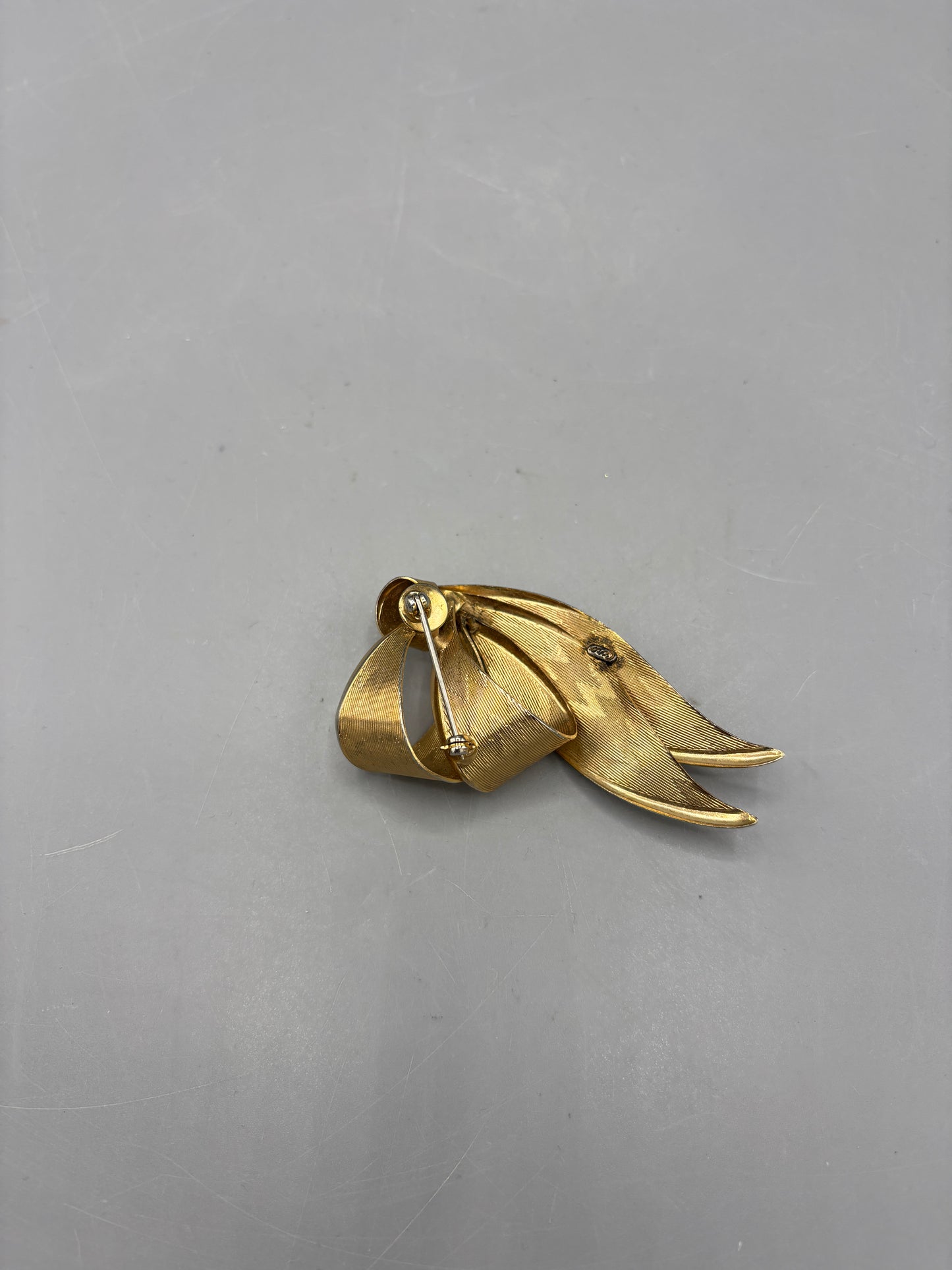 Vintage ribbon Elvon leaves brooch