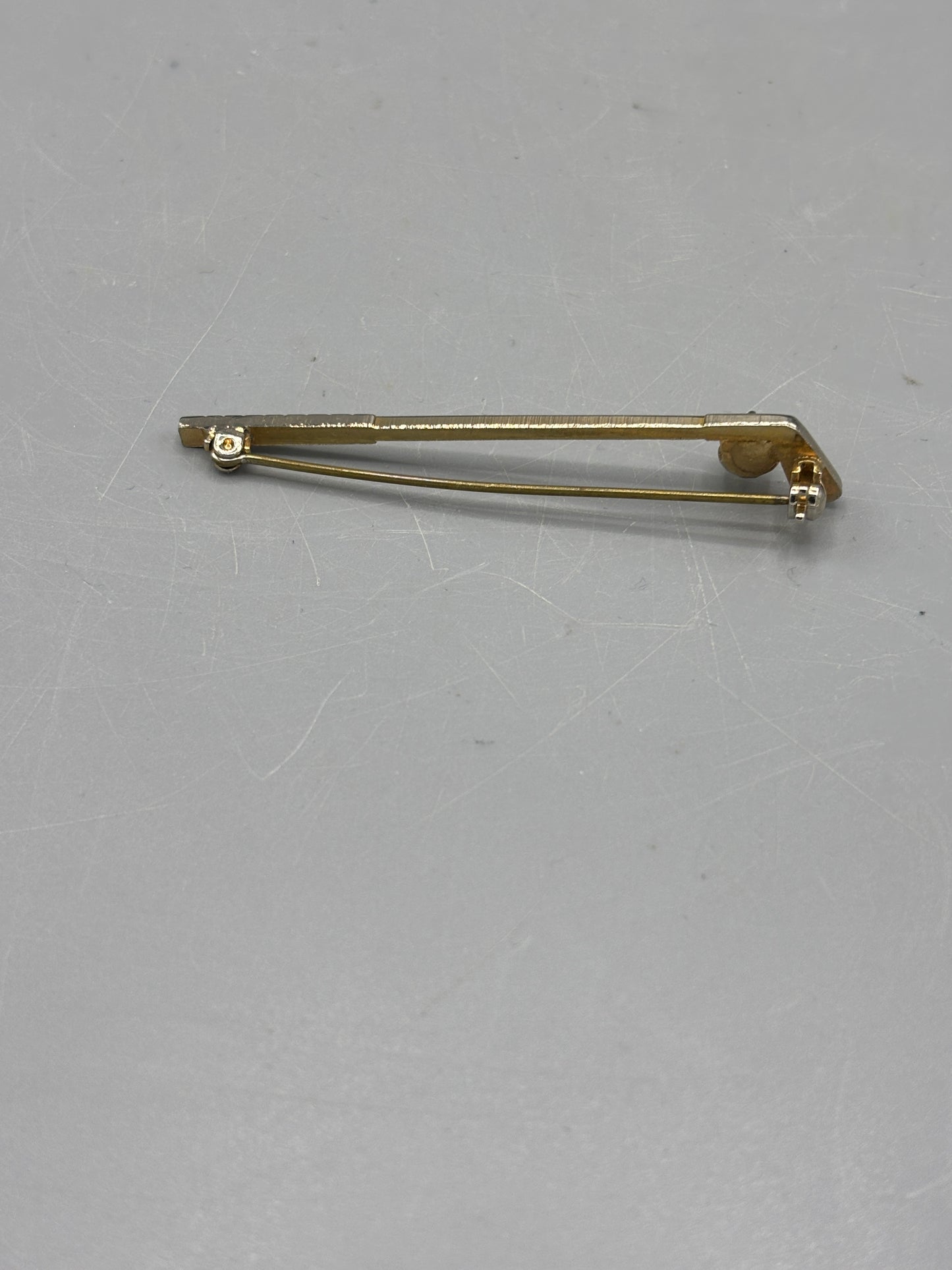 Vintage gold tone golf club brooch with pearl