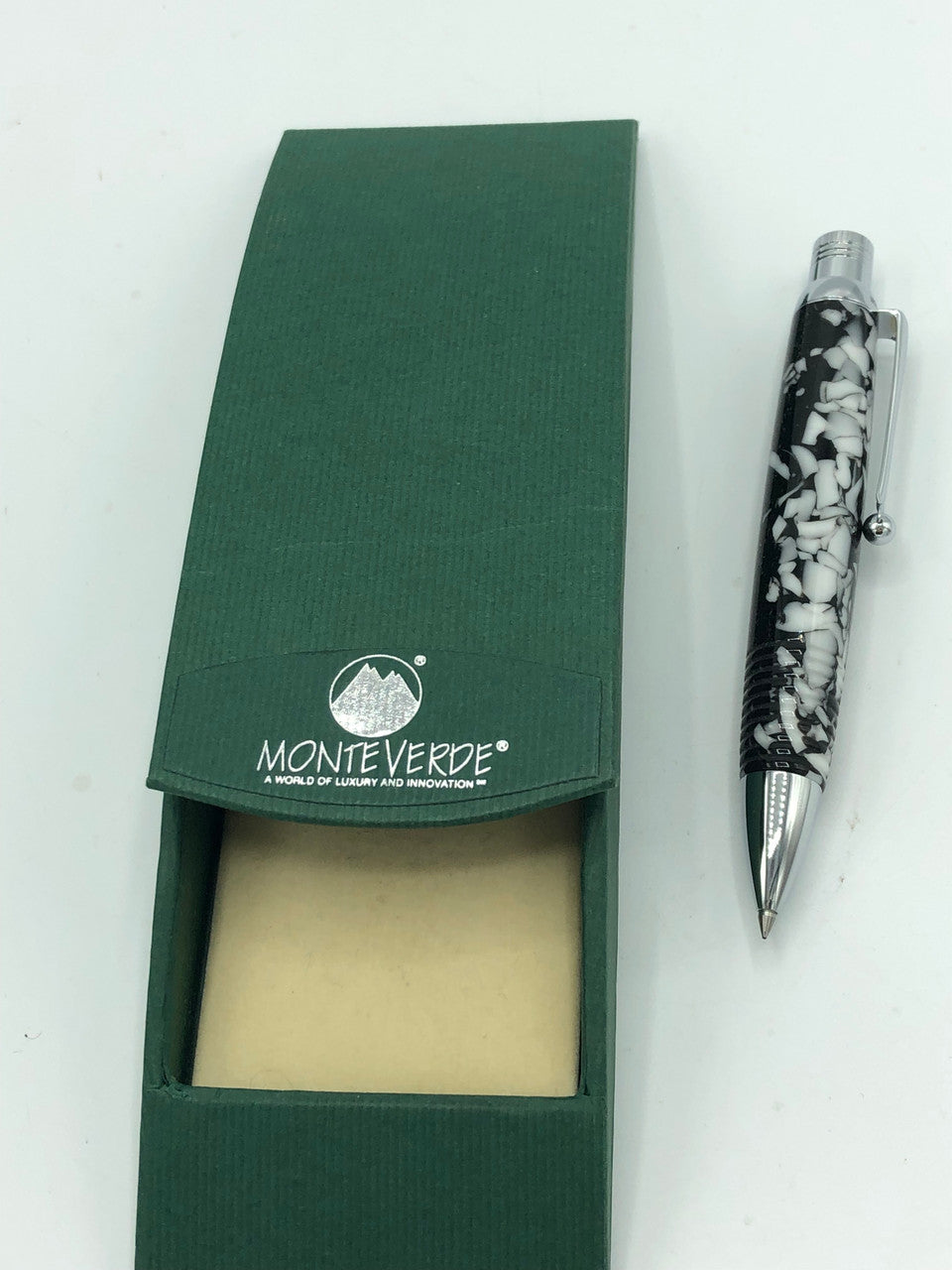 Mountverde Black & White pen