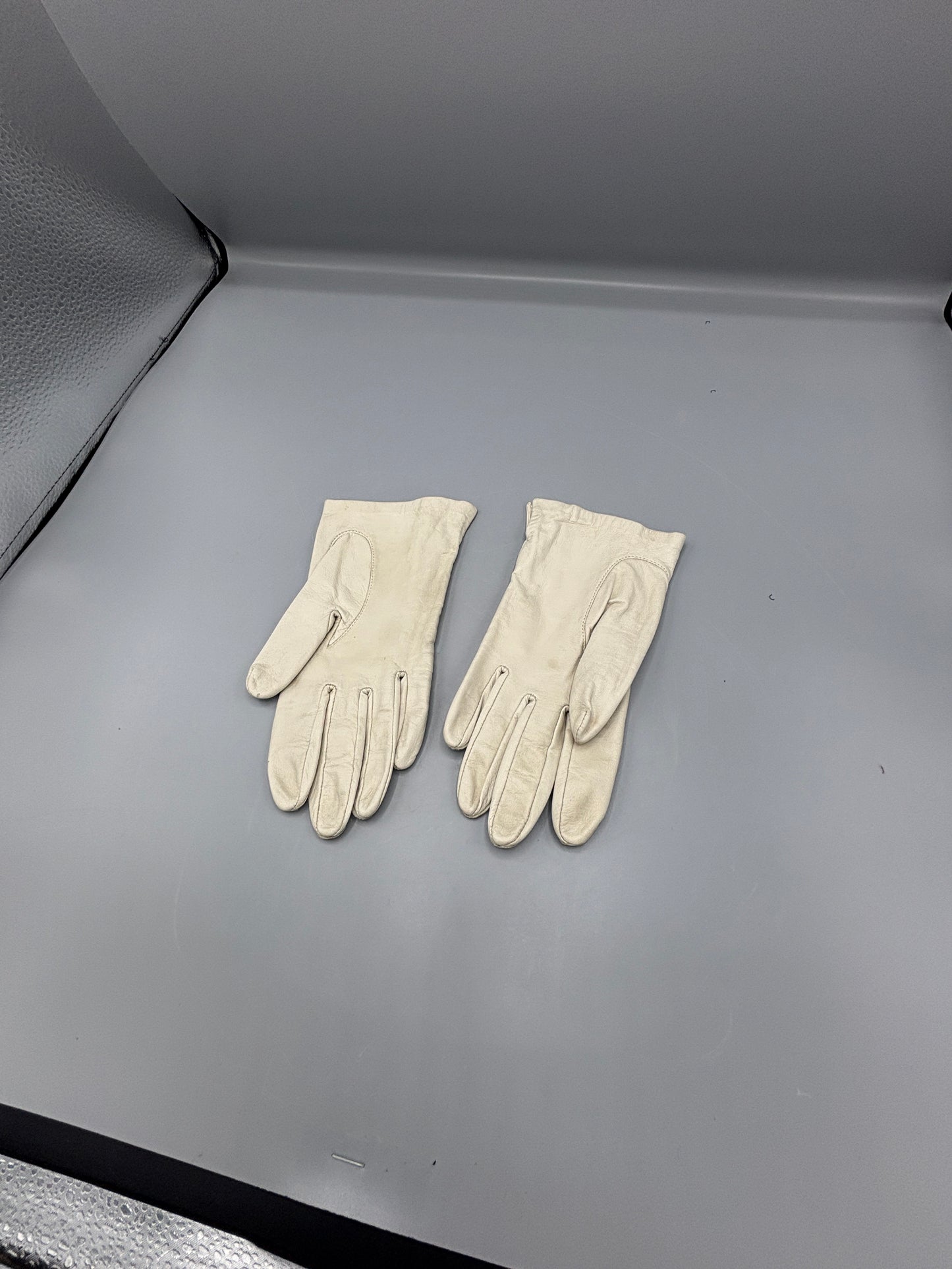 Vintage Womens leather gloves in cream