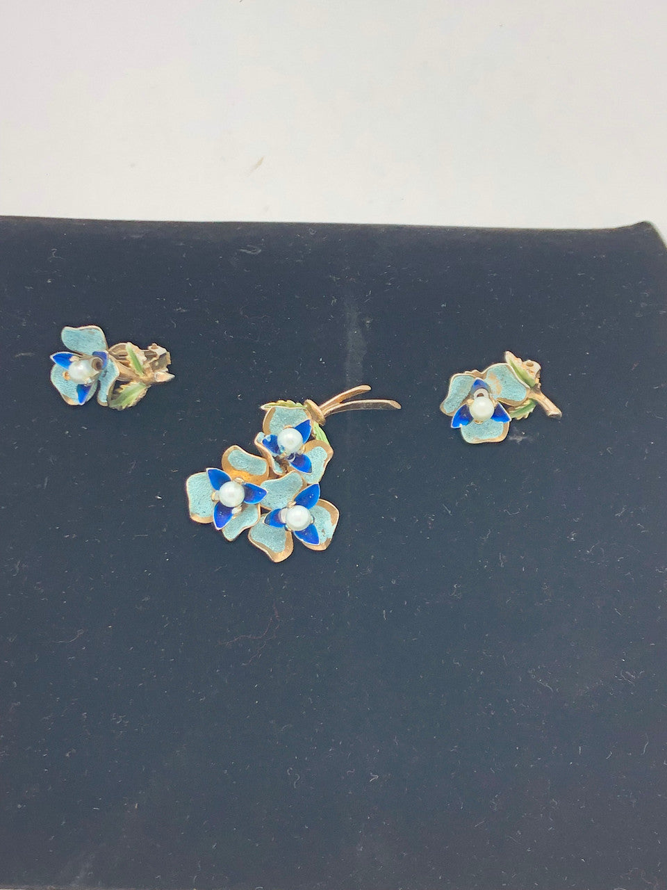 Weiss Enamel Pearl Flower brooch w/Clip On Earrings