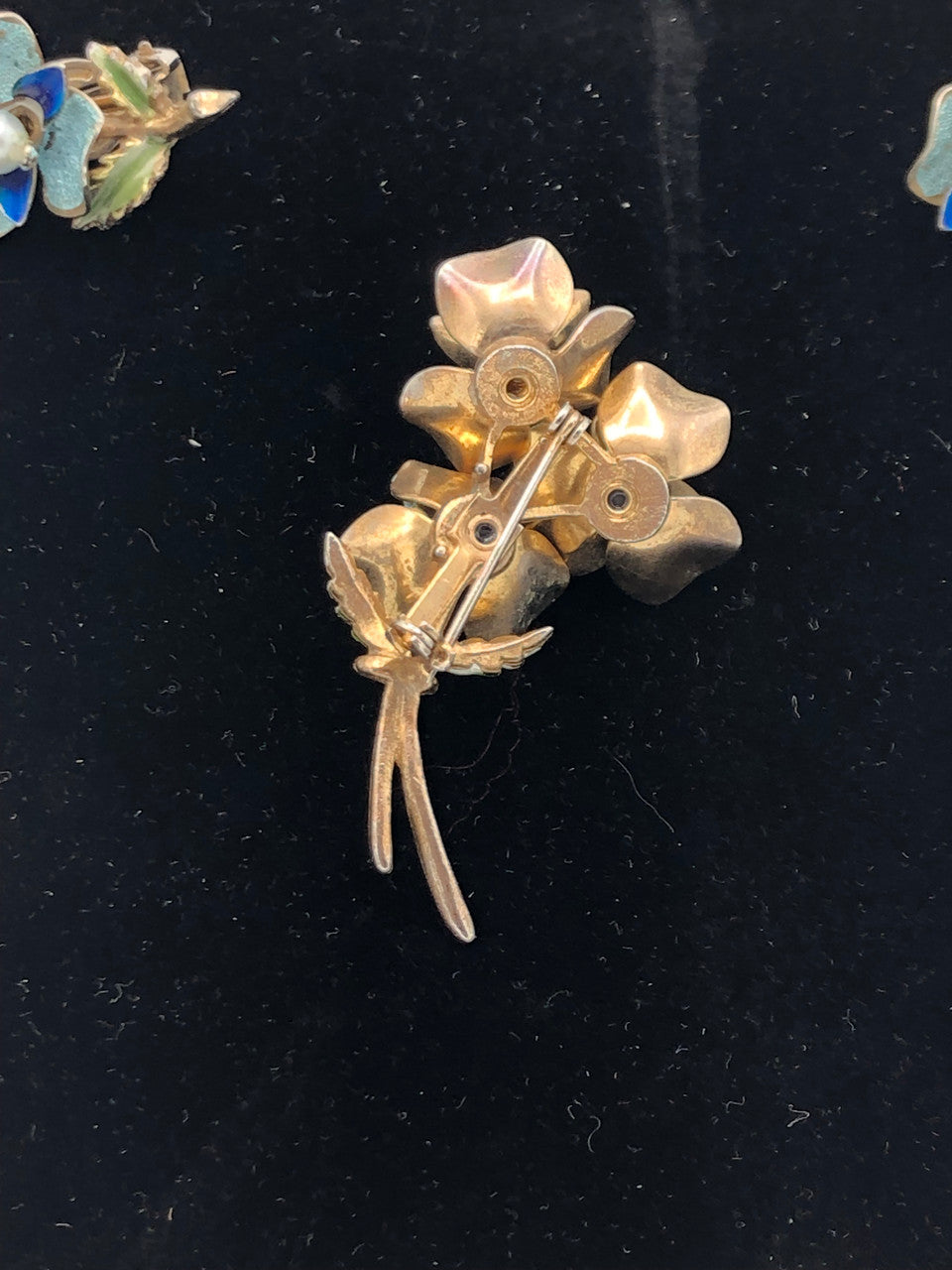 Weiss Enamel Pearl Flower brooch w/Clip On Earrings