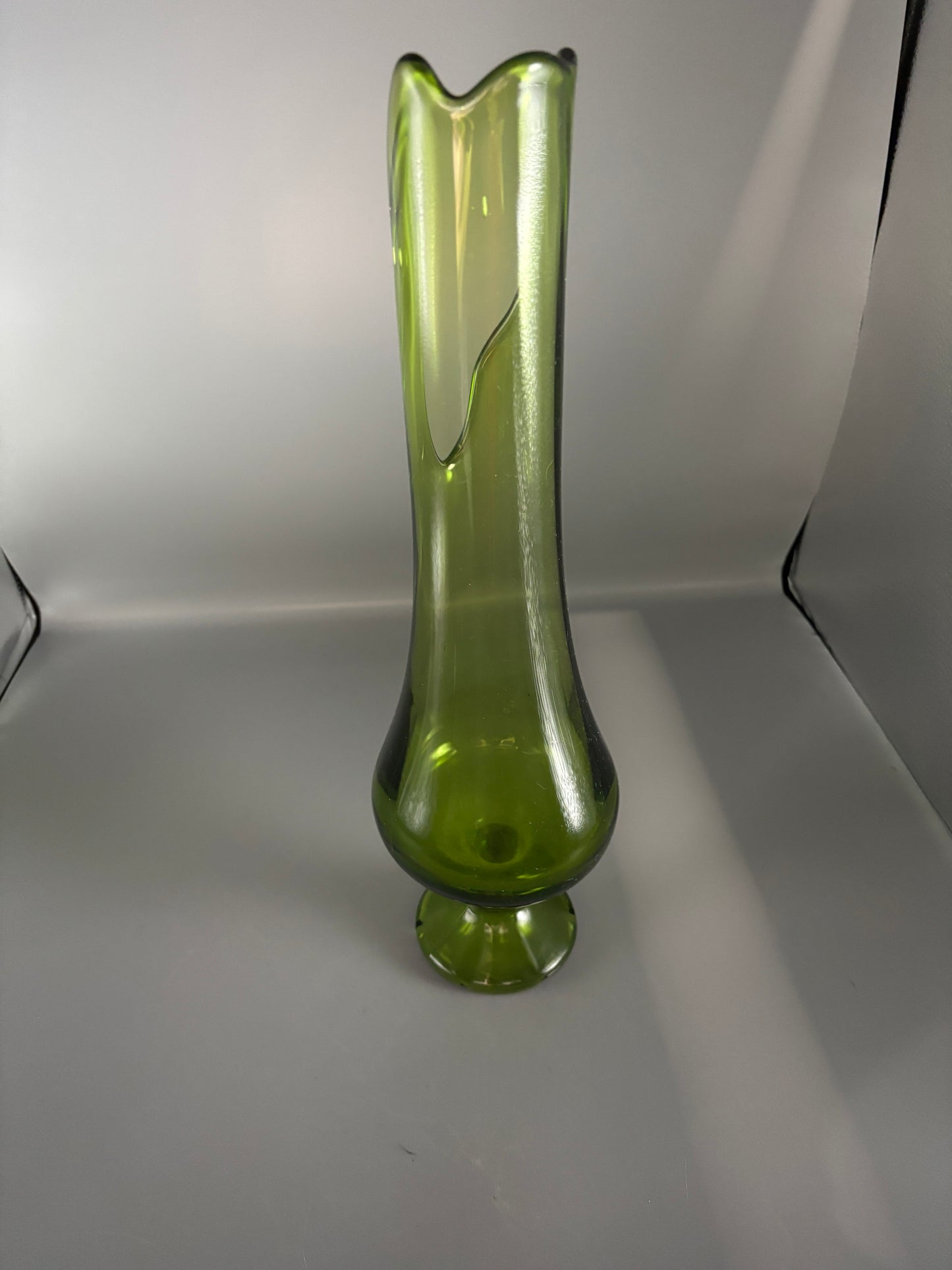 Vintage L.E. Smith Smooth 16 1/4" Green Swung Vase