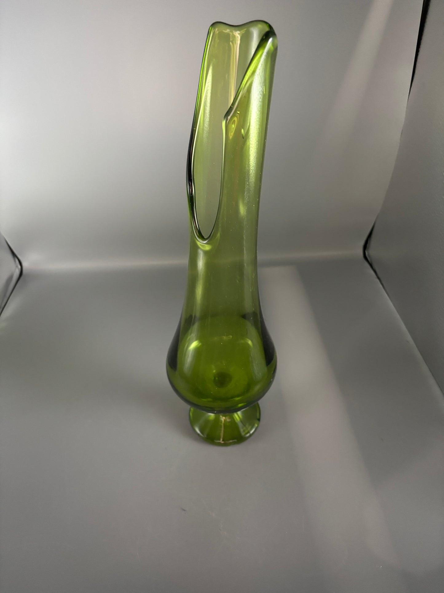 Vintage L.E. Smith Smooth 16 1/4" Green Swung Vase
