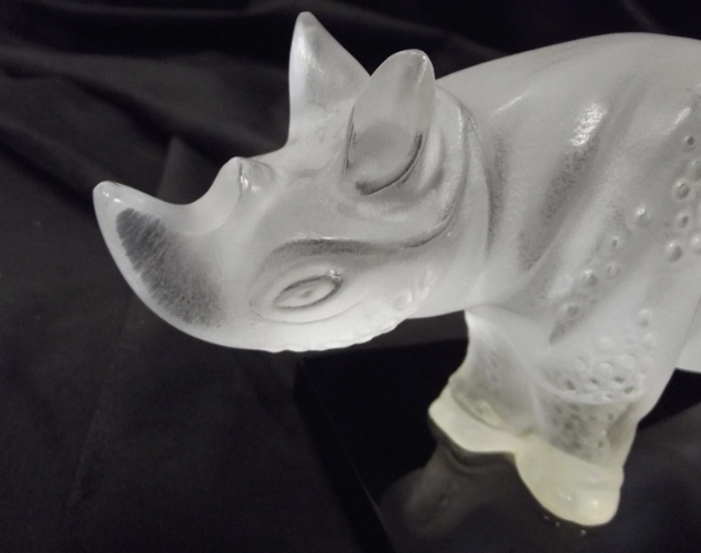 VINTAGE LALIQUE GLASS TOBA RHINO- RHINOCEROS ON BLACK GLASS BASE- MINT CONDITION