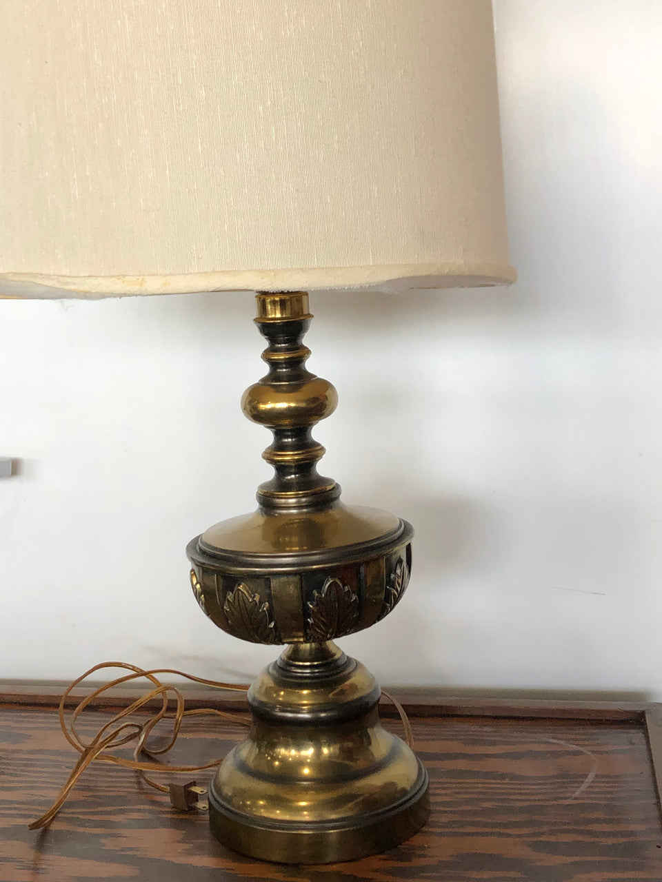 Brass lamp with leaves