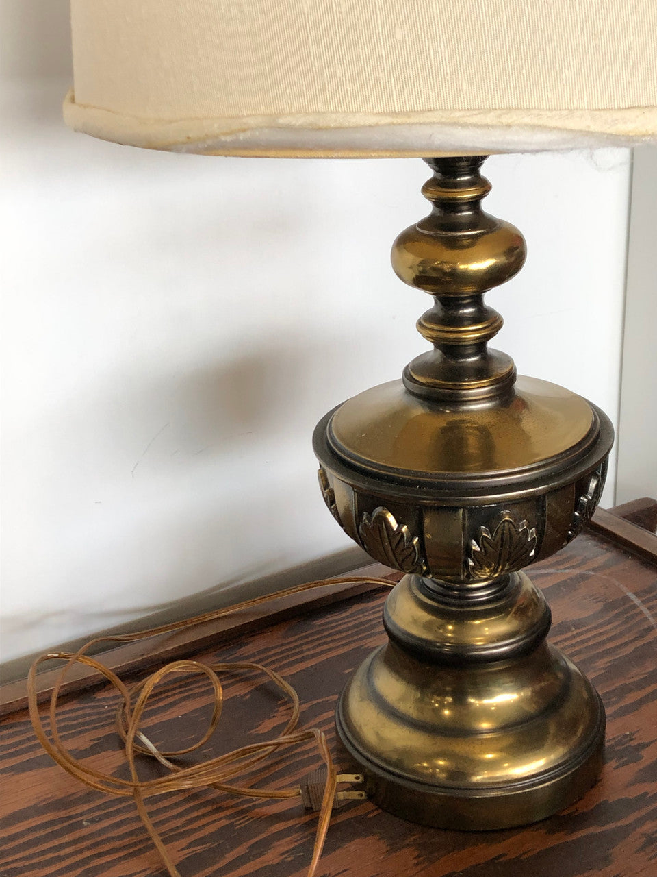 Brass lamp with leaves