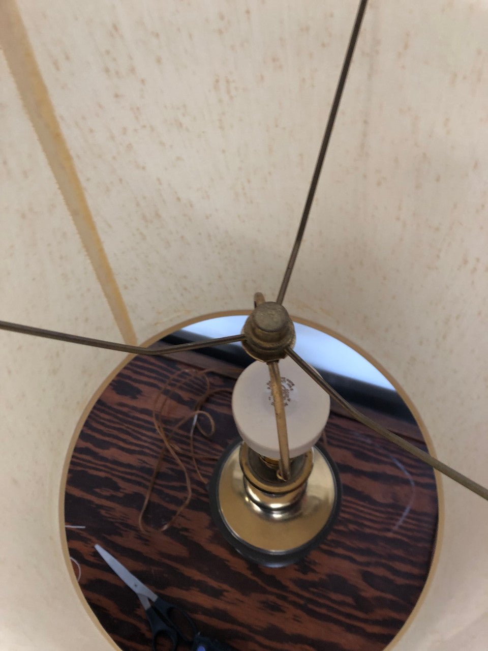 Brass lamp with leaves