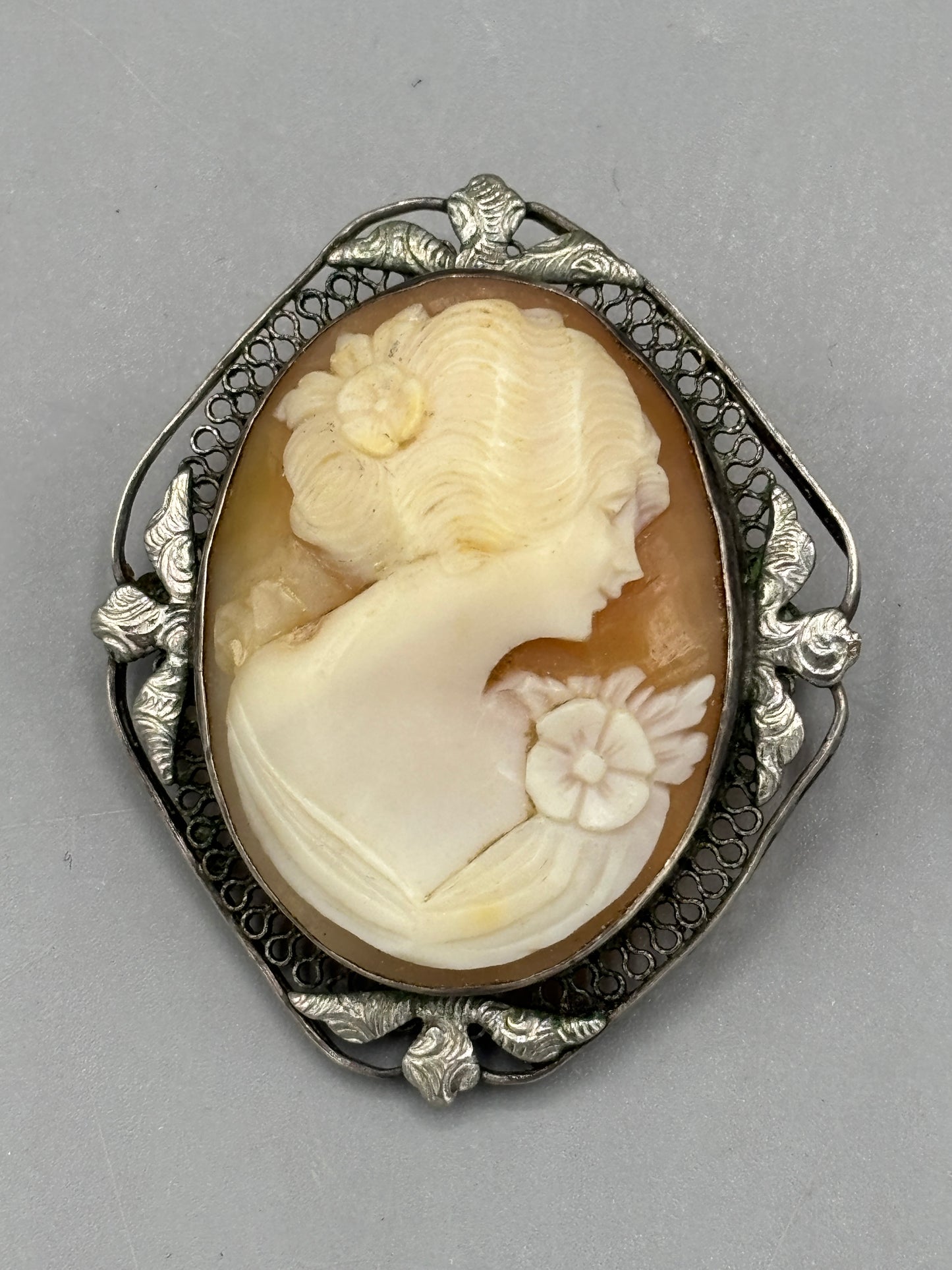 Vintage 2 tone Cameo brooch