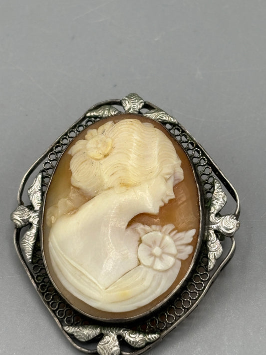 Vintage 2 tone Cameo brooch