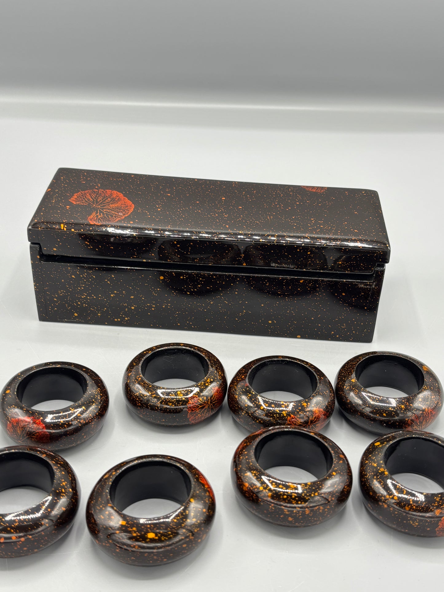 Lacquer 8 piece Napkin rings with case