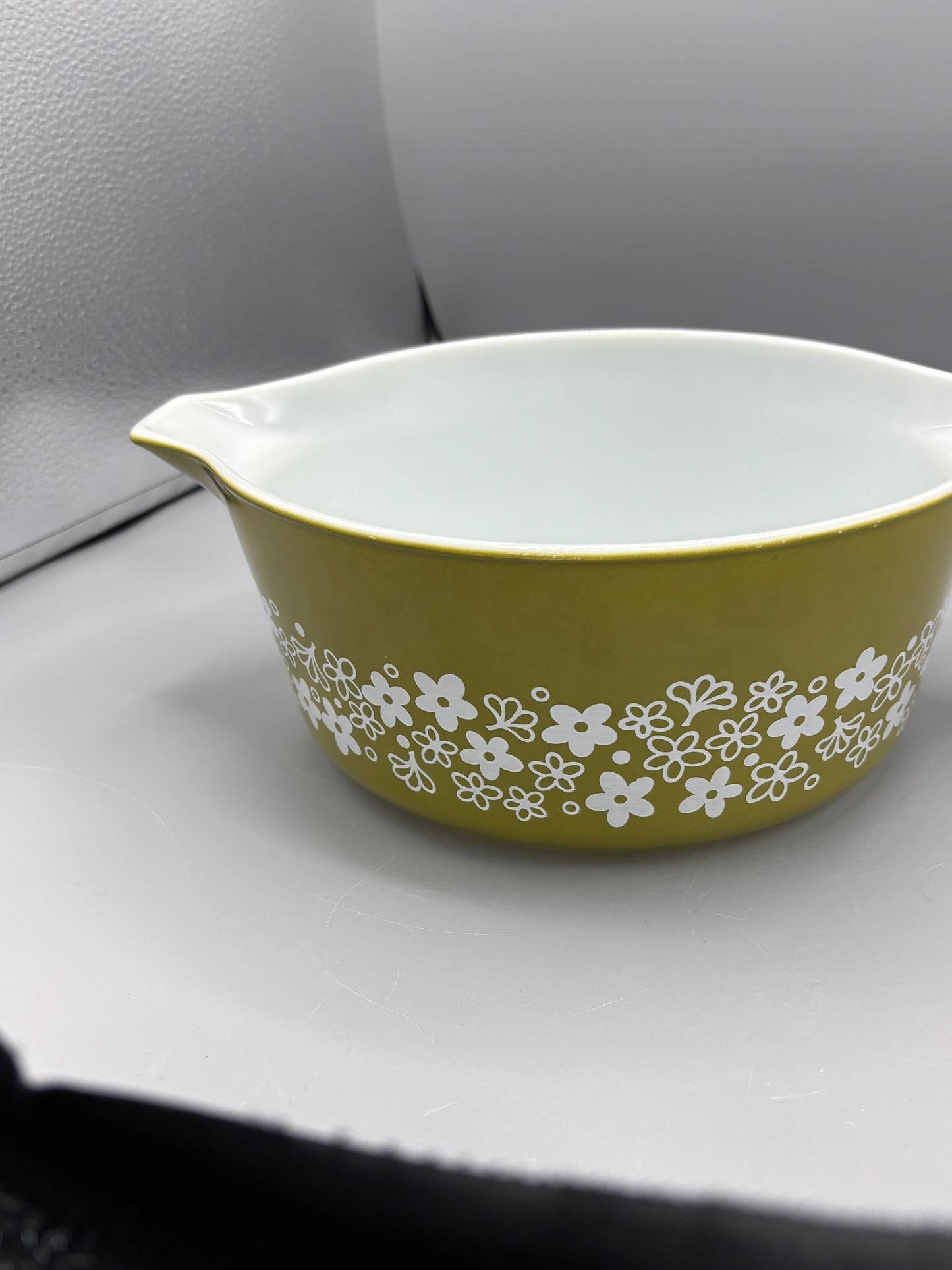 Vintage Pyrex 2.5 qt green Spring Blossom bowl