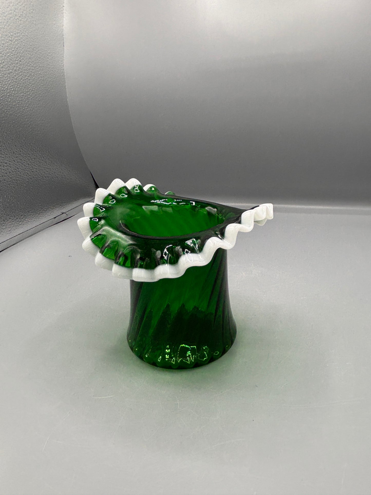 Vintage Fenton Emerald green snow crest top hat vase