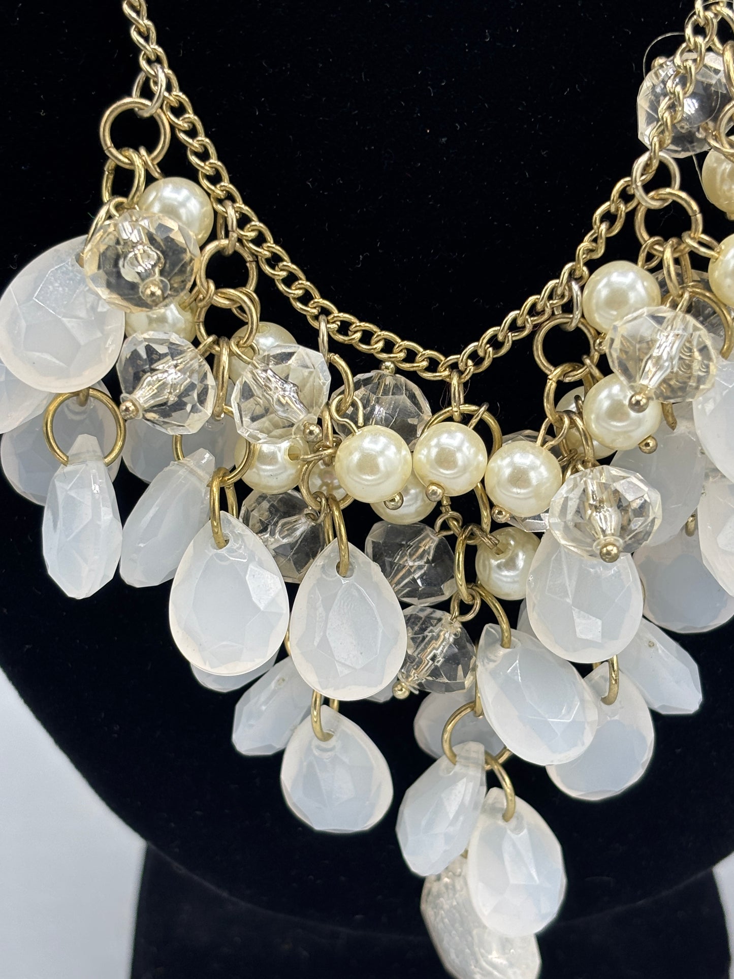 White bead & pearl like necklace