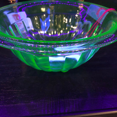 Vintage 1930 Hazel Atlas Uranium glass mixing bowl