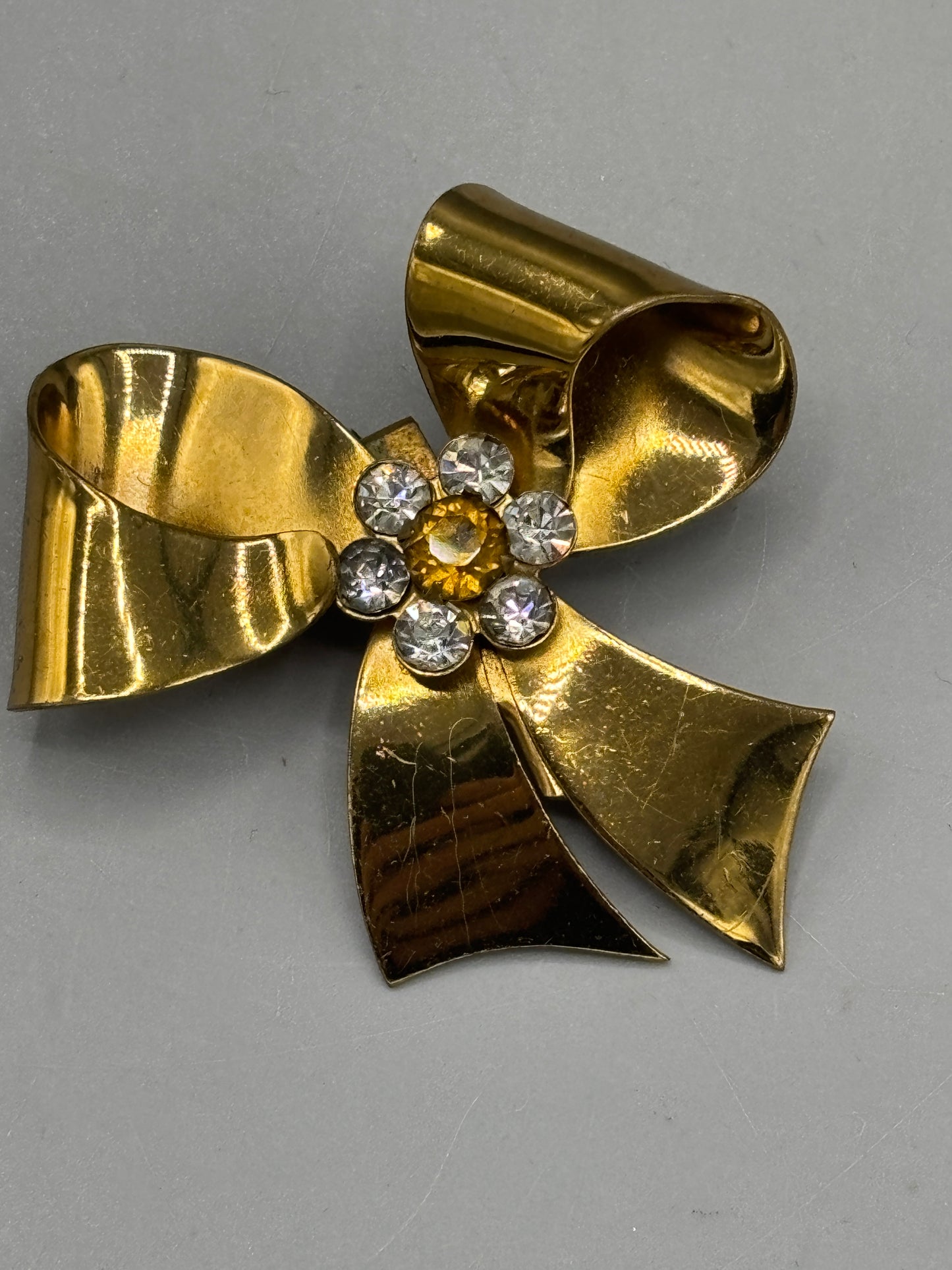 Vintage gold tone bow brooch