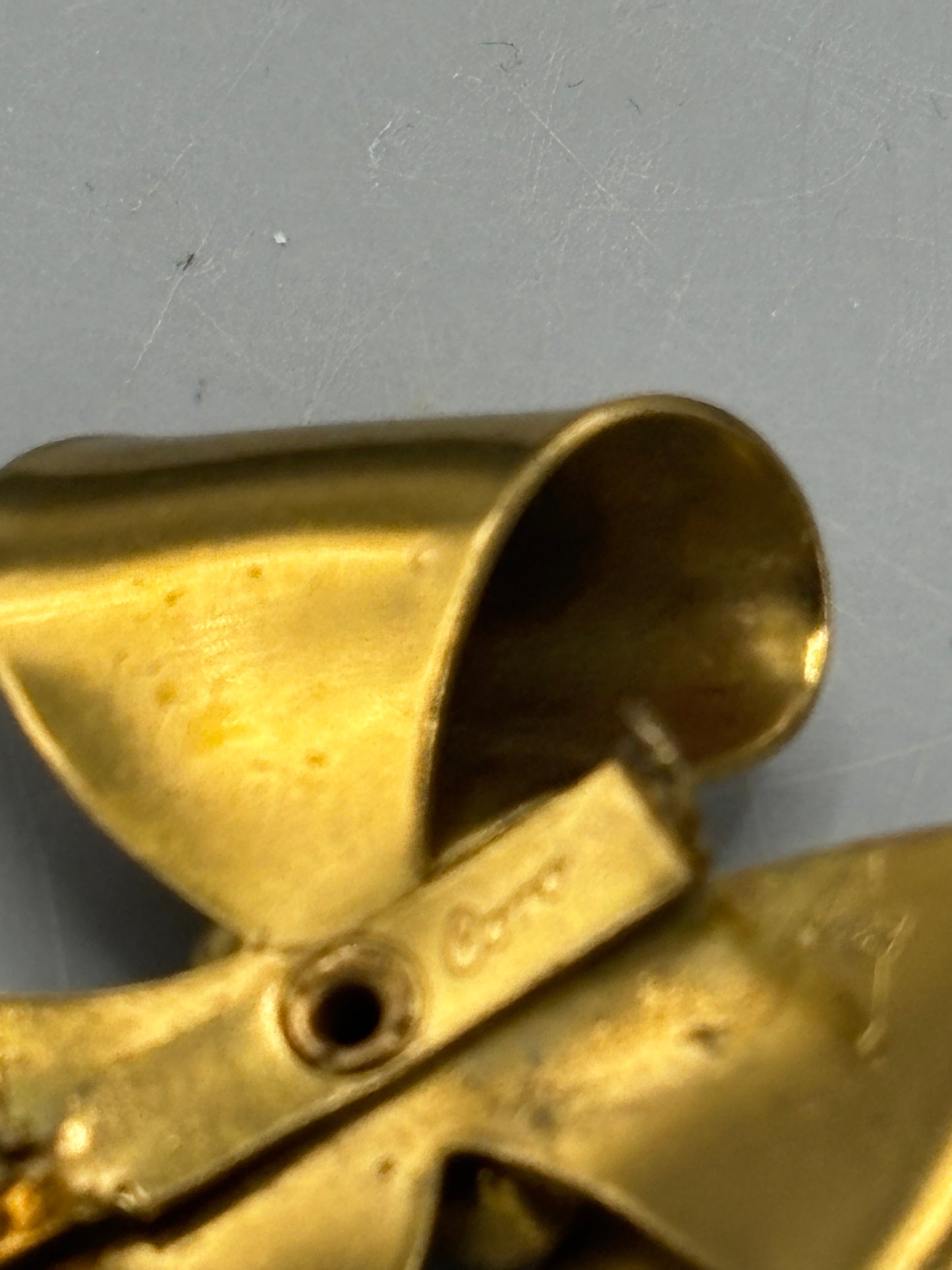 Vintage gold tone bow brooch