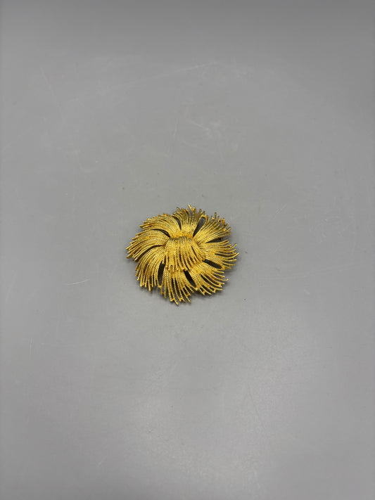 Vintage gold tone Monet Cordelia brooch