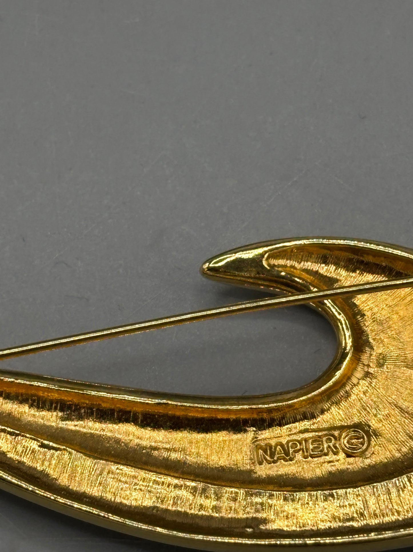 Vintage gold tone Swoosh style brooch