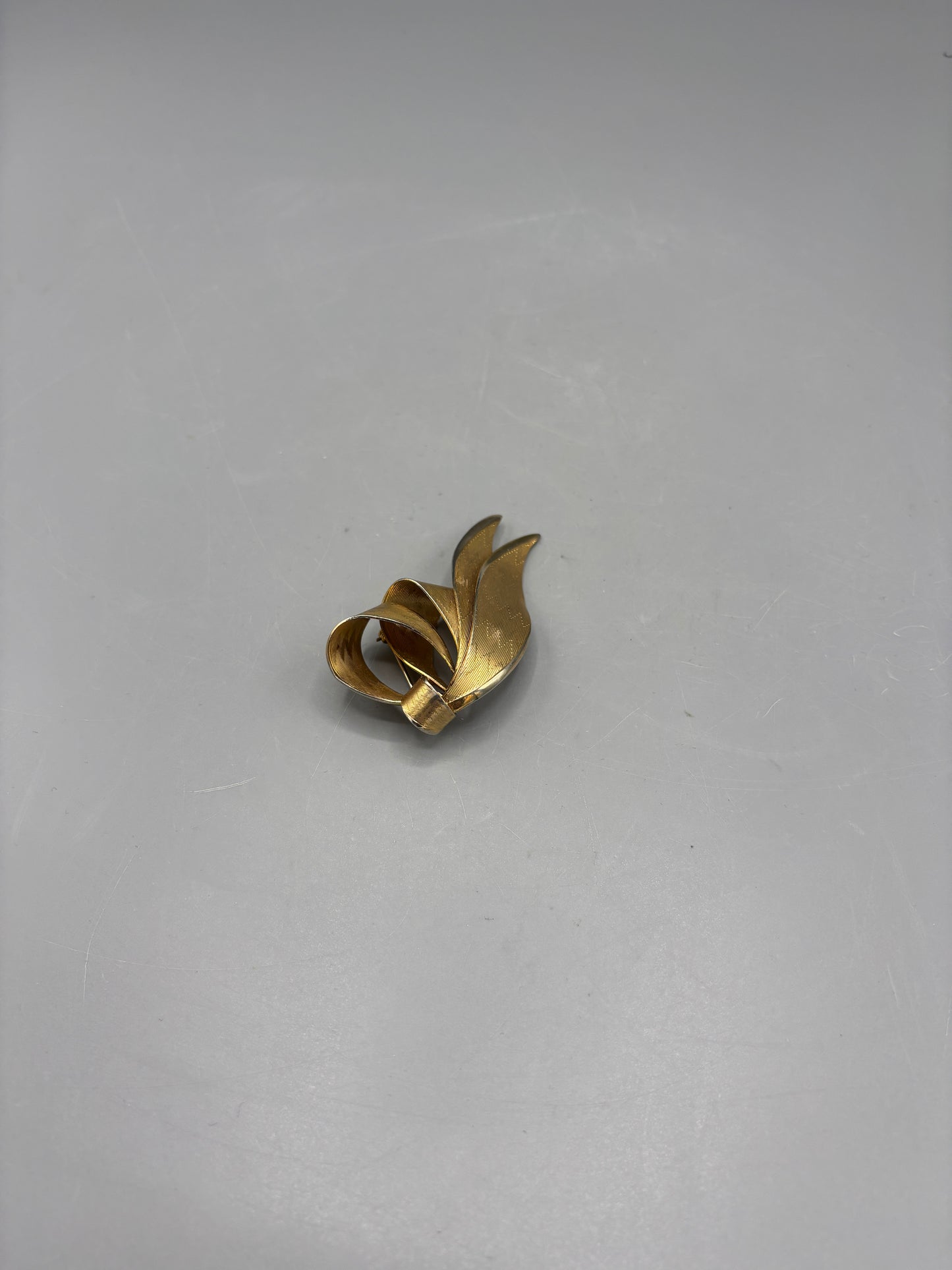 Vintage ribbon Elvon leaves brooch