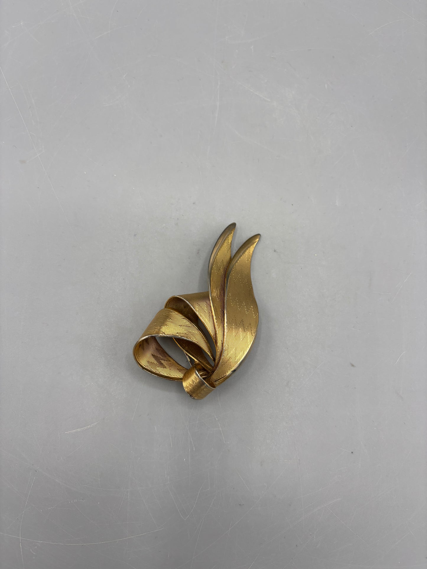 Vintage ribbon Elvon leaves brooch