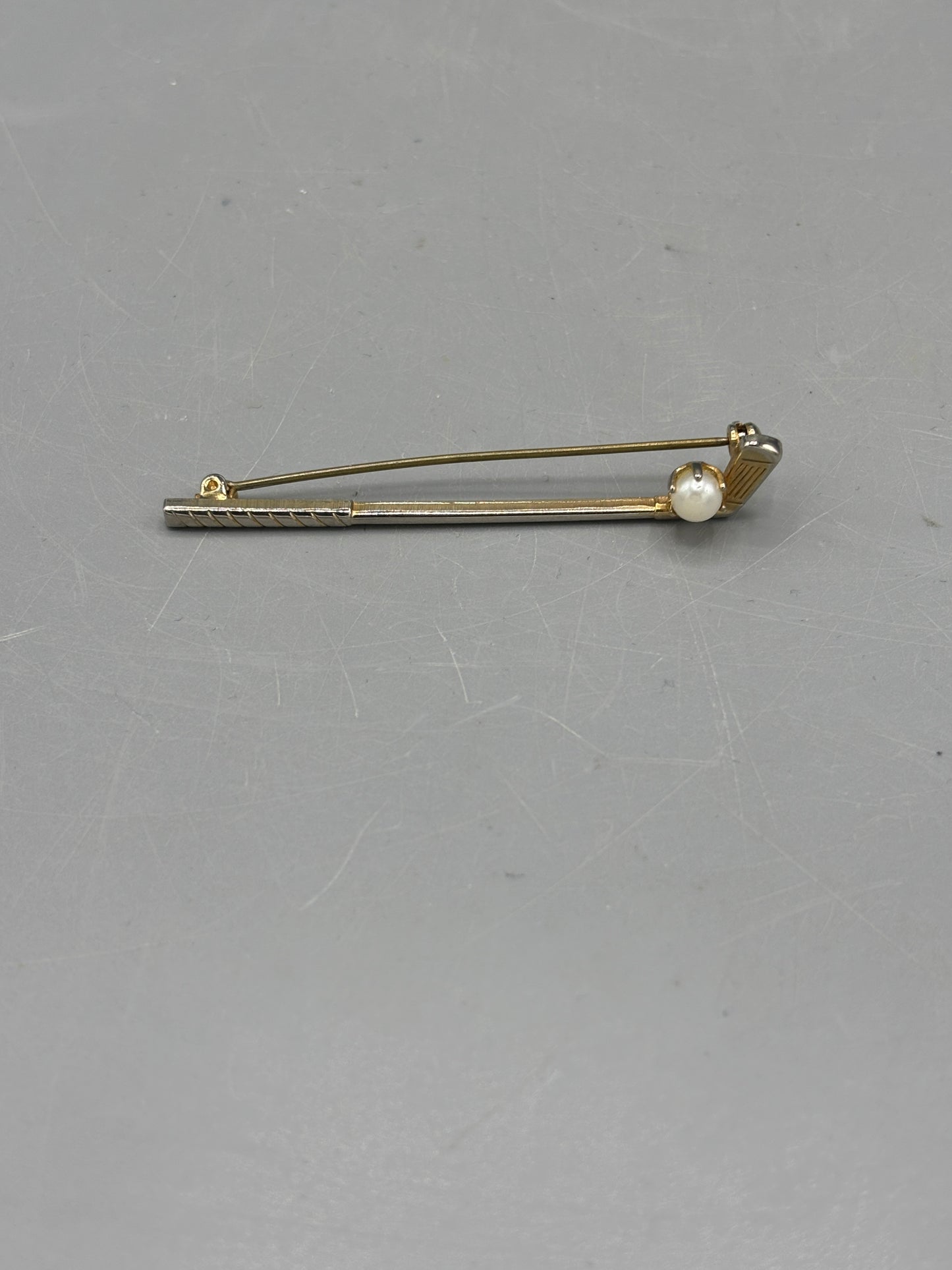 Vintage gold tone golf club brooch with pearl