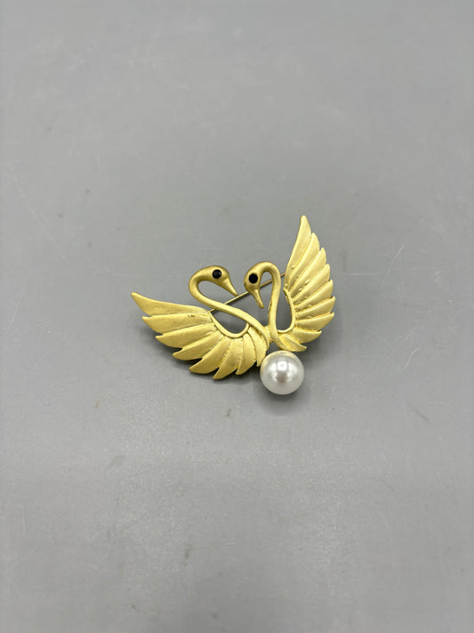 Frosted gold tone double Swan brooch