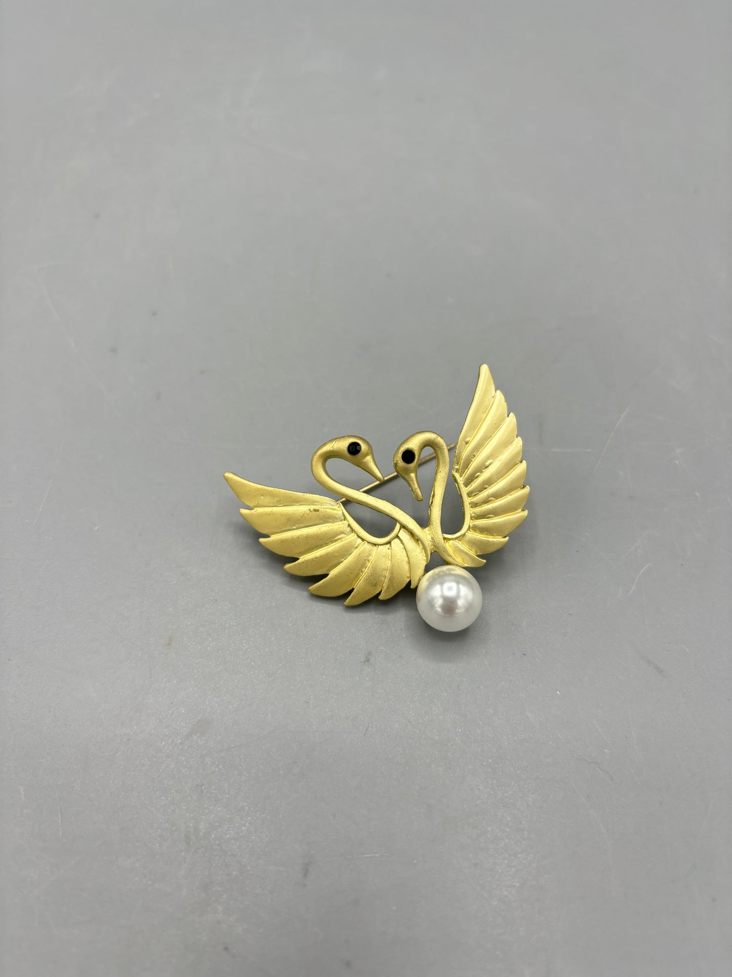 Frosted gold tone double Swan brooch