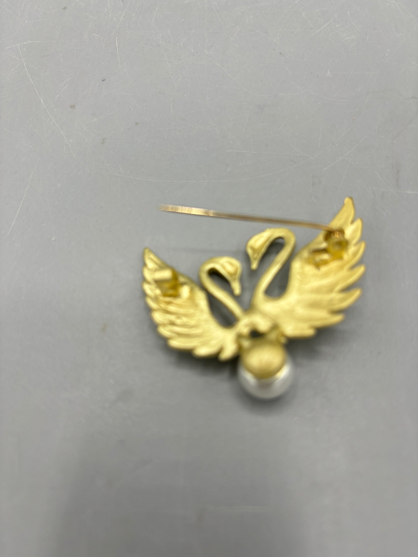 Frosted gold tone double Swan brooch