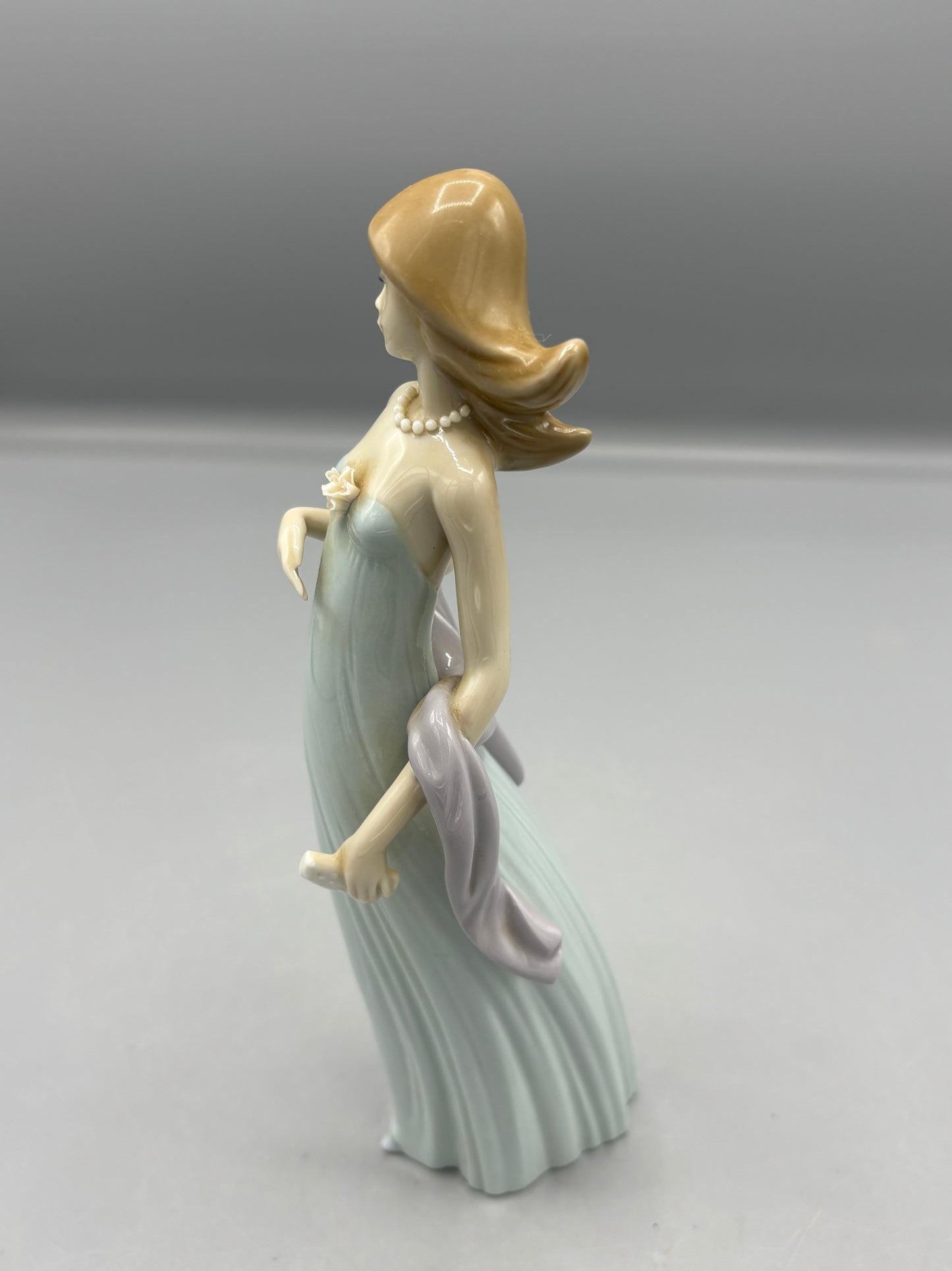 Lladro Ingenue  porcelain figure of Lady with Pearl necklace