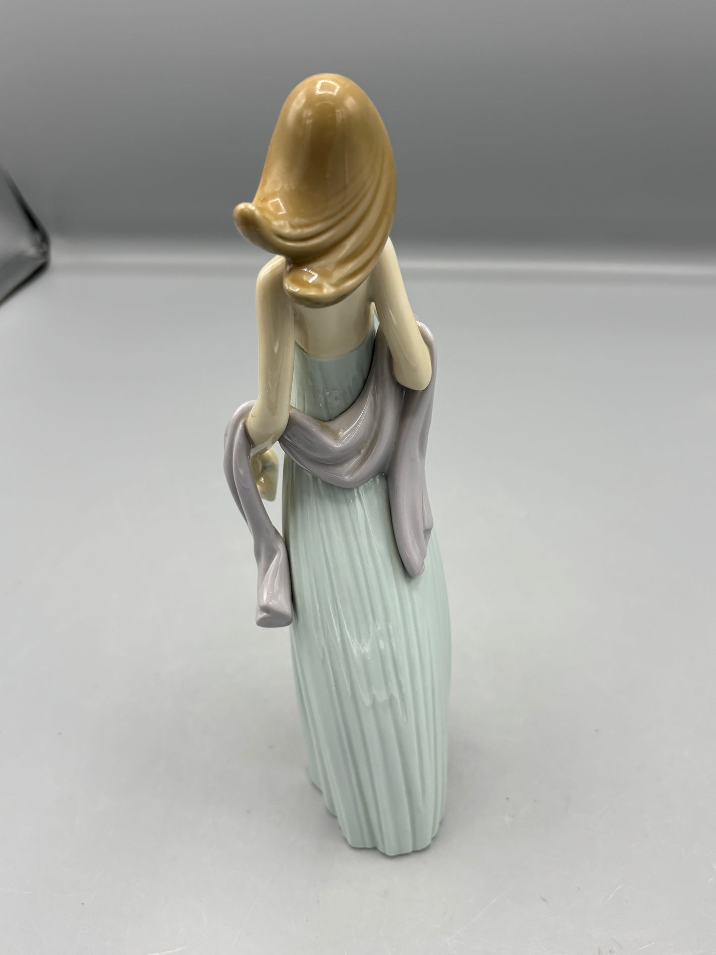 Lladro Ingenue  porcelain figure of Lady with Pearl necklace