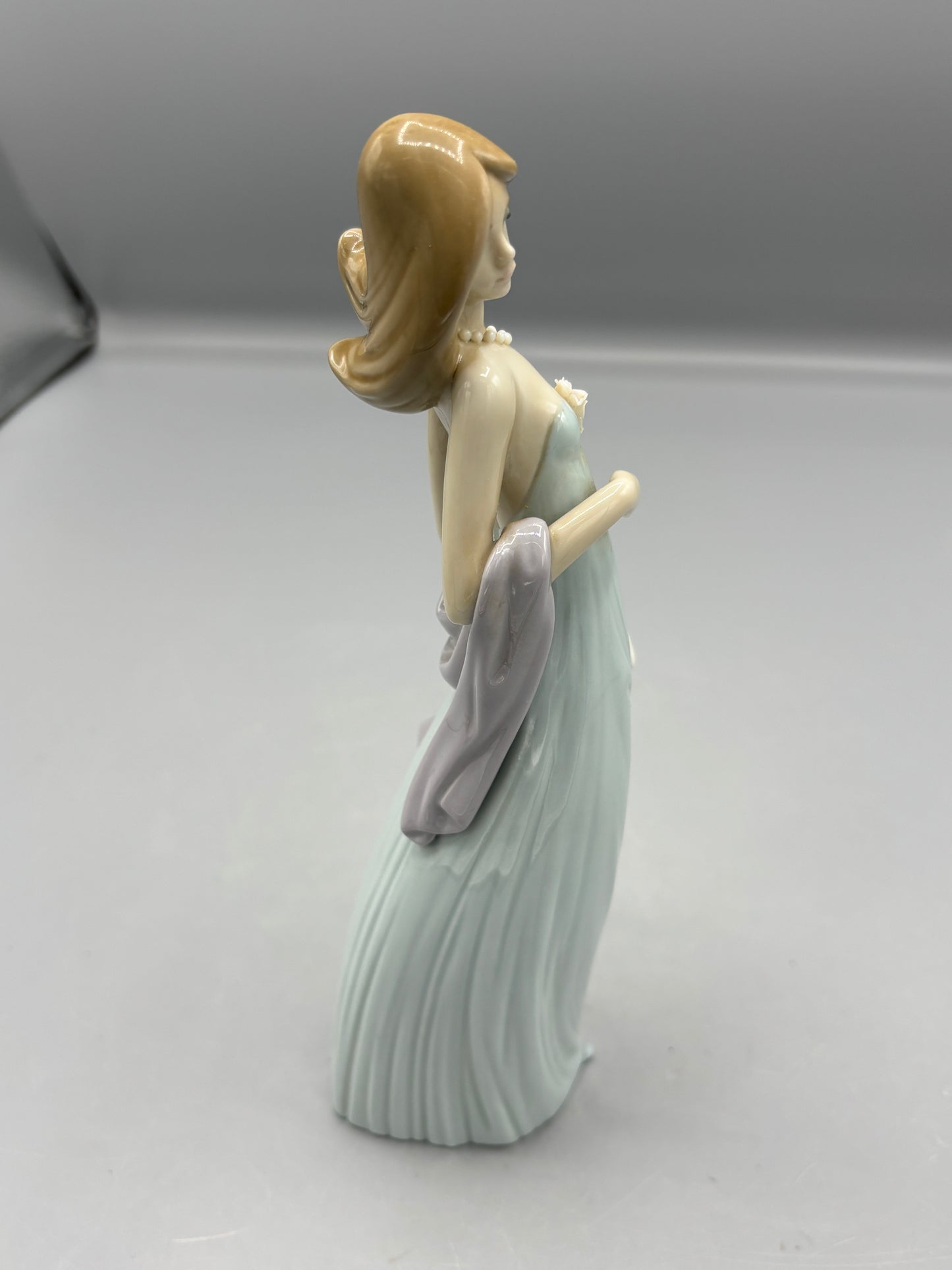 Lladro Ingenue  porcelain figure of Lady with Pearl necklace