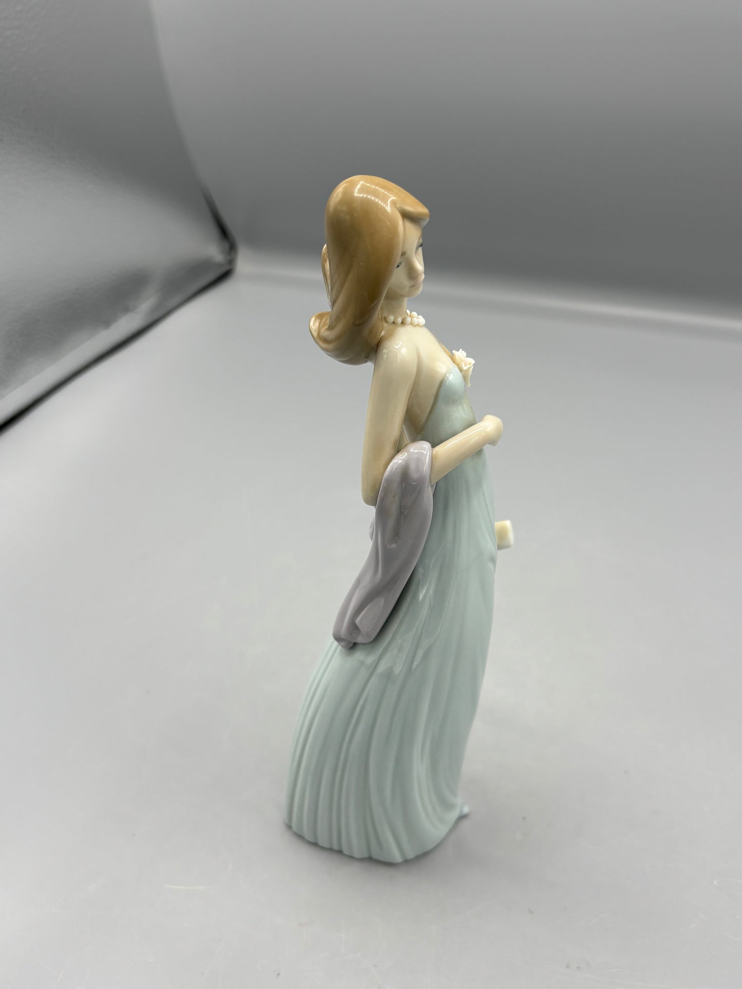 Lladro Ingenue  porcelain figure of Lady with Pearl necklace