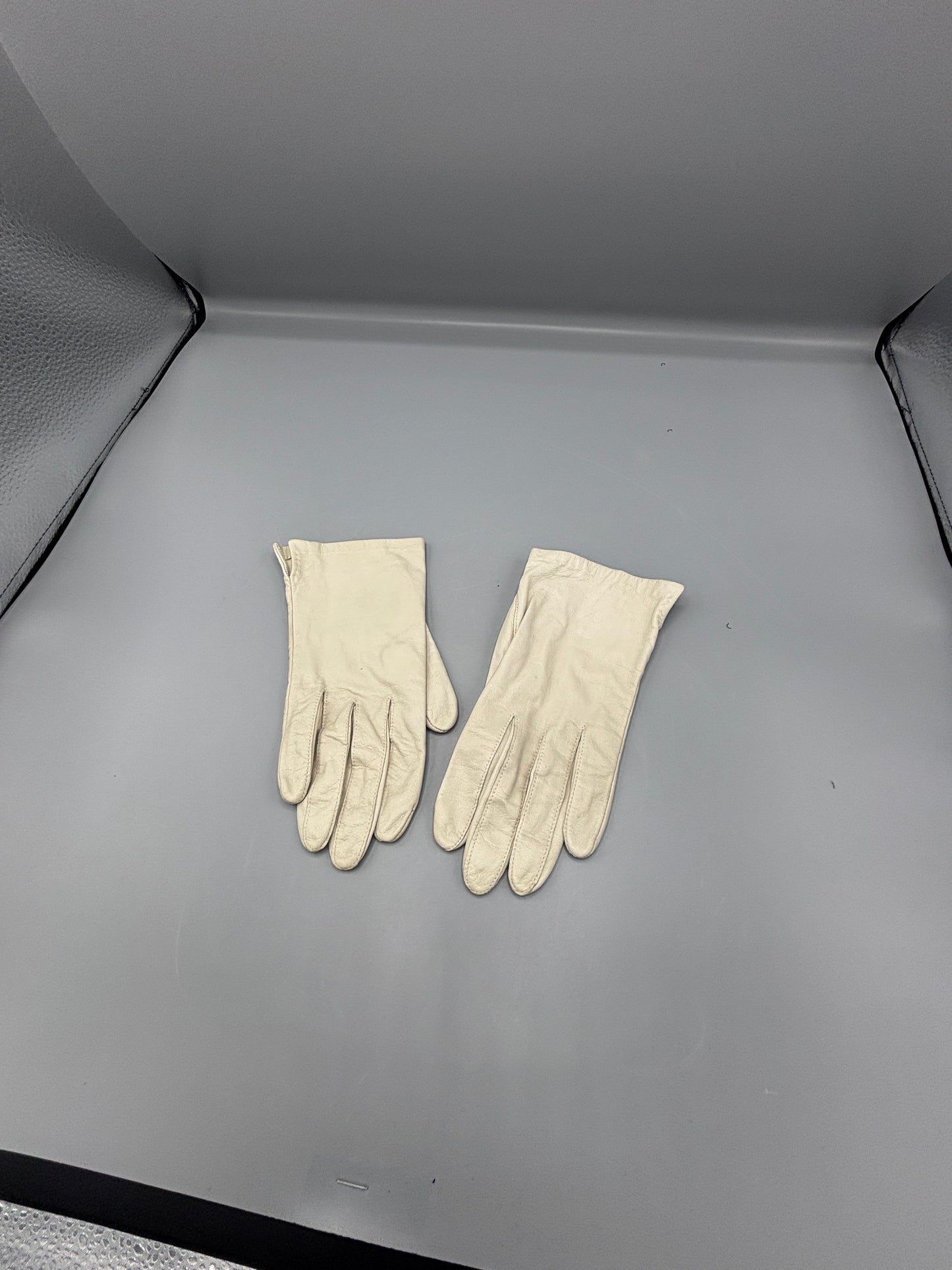 Vintage Womens leather gloves in cream