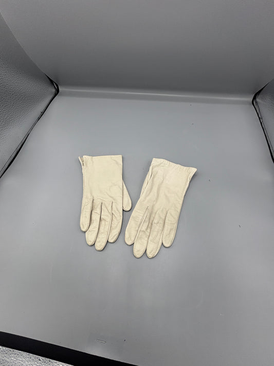 Vintage Womens leather gloves in cream