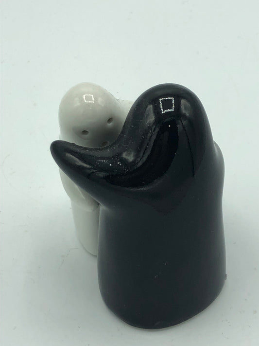 Love Couple Hug salt & pepper shakers