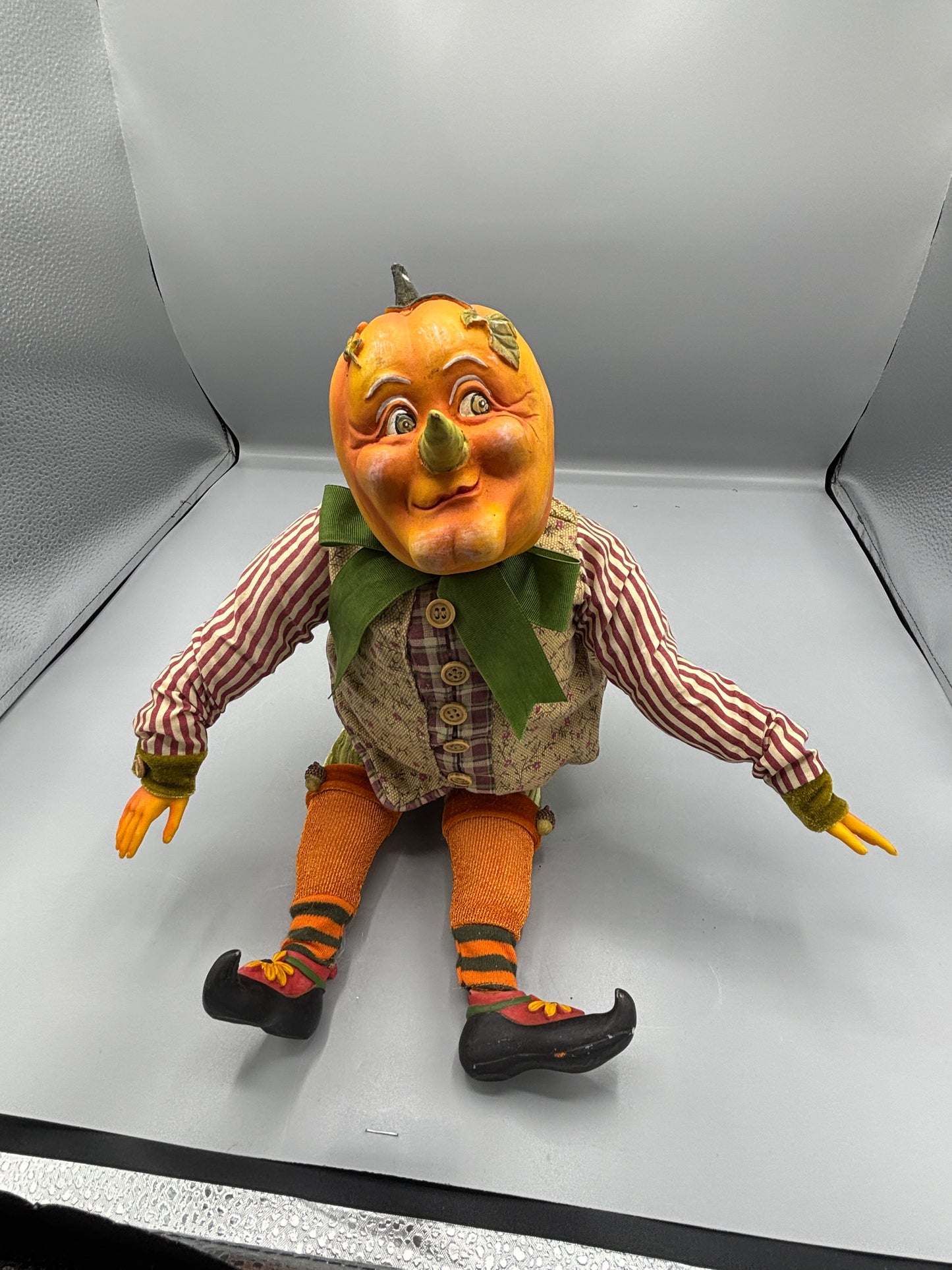 Rare Winward pumpkin head shelf sitter