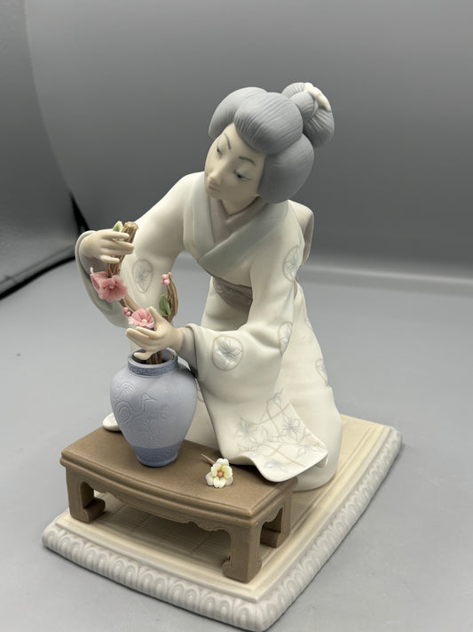 Vintage Lladro Japanese girl decorating porcelain figure
