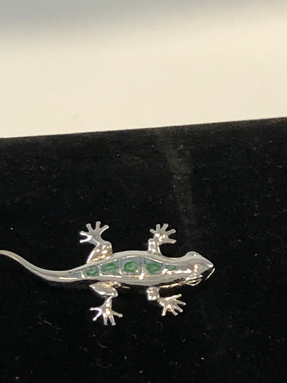 Silver tone lizard with inserted stone brooch