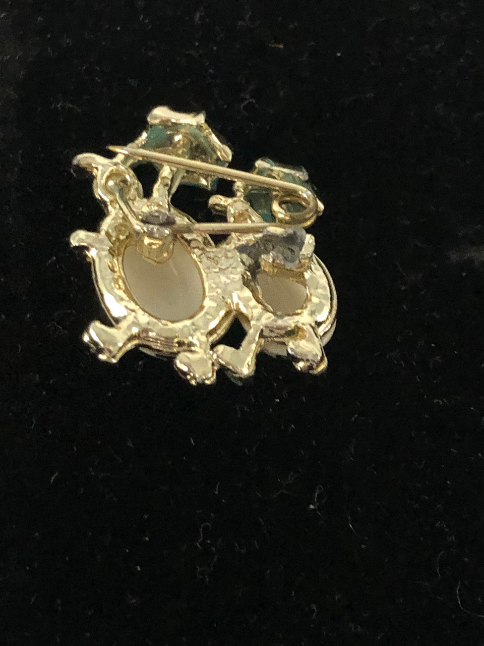 Gold tone bunny with umbrella pin