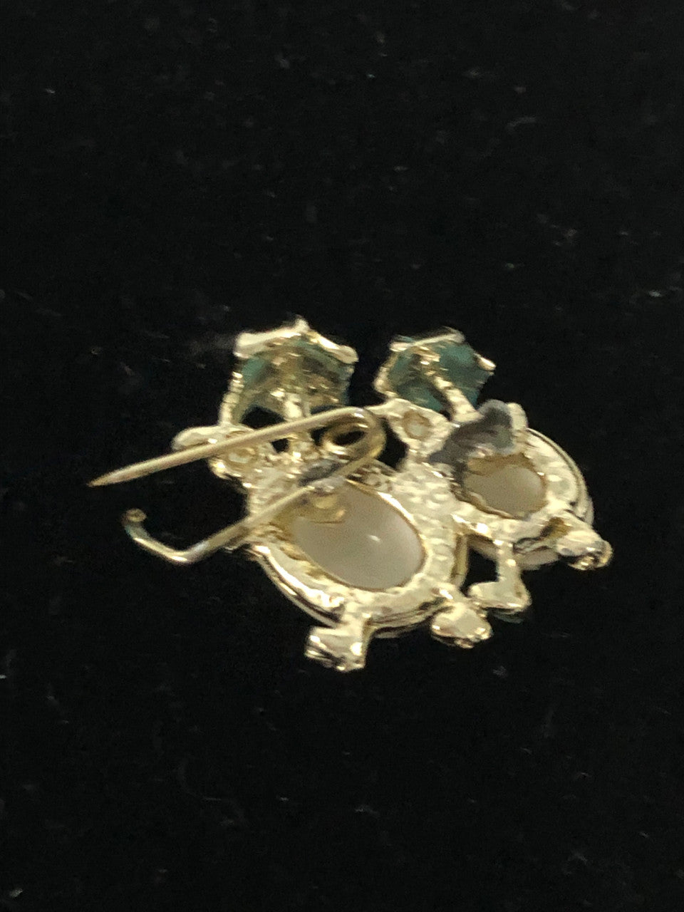 Gold tone bunny with umbrella pin