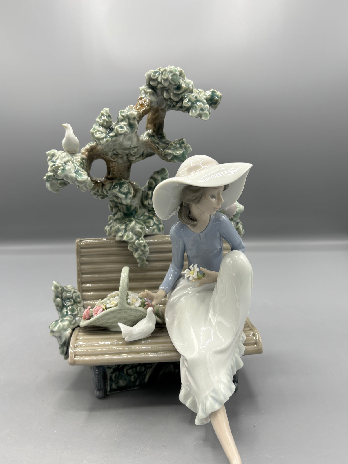 Vintage Lladro "Sunday in the Park" figure on bench